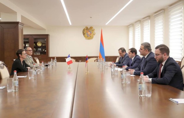 Պապիկյանը Ֆրանսիայի դեսպանին ներկայացրել է հայ-ադրբեջանական սահմանին տիրող իրավիճակը