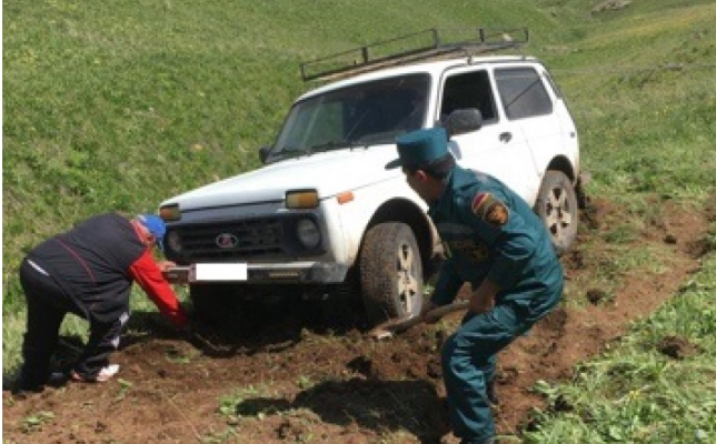 Փրկարարներն ավտոմեքենան դուրս են բերել ճանապարհի երթևեկելի հատված