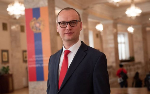 Խորհրդարանի տուրիստը․ Հրապարակ
