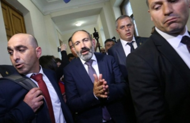 Փաշինյանի «ախրանիկը» զենքը պահել է անհետ կորածի հոր վրա