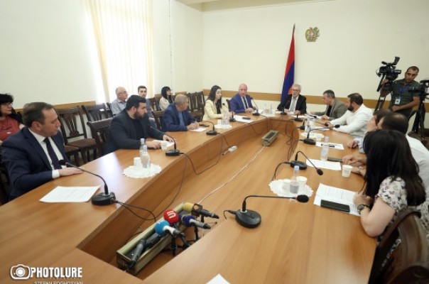 Մեքենայի ապակիների մգեցված թաղանթները չհեռացնելու համար պատգամավորի էլ են տուգանել