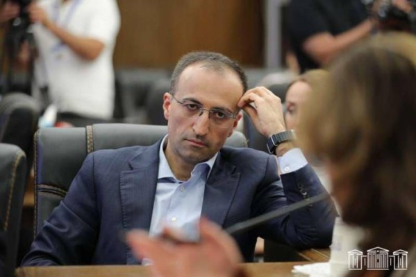 Արսեն Թորոսյանի «ընդդիմադիր» պահվածքը թիմում նյարդային արձագանք է առաջացրել․ Հրապարակ
