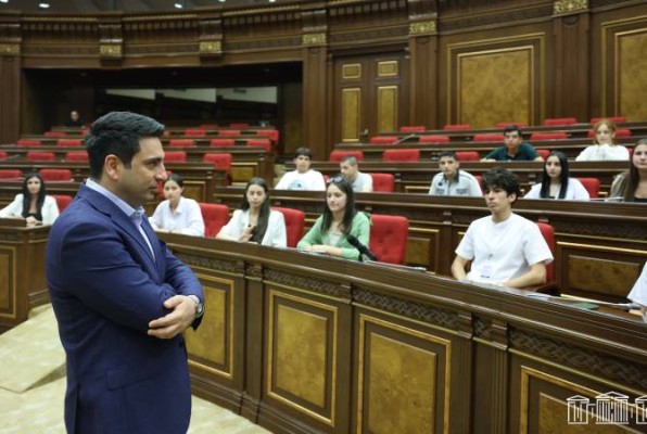 ՀՀ ԱԺ նախագահ Ալեն Սիմոնյանը հանդիպել է «Հիշատակի գնացք» մշակութային-կրթական նախագծի աշակերտներին