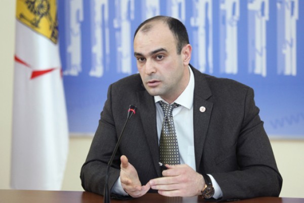 Թաղապետի պատկառելի ունեցվածքը. Ժողովուրդ