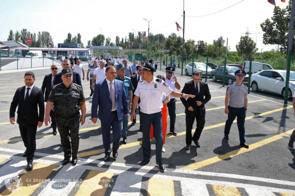 ՆԳ նախարարն այցելել է Արտաշատի հաշվառման-քննական բաժանմունք