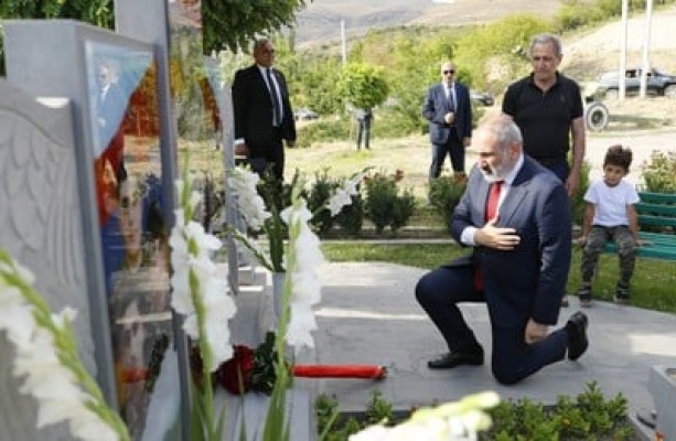 Փաշինյանը հարգանքի տուրք է մատուցել 44-օրյա պատերազմում զոհվածների հիշատակին
