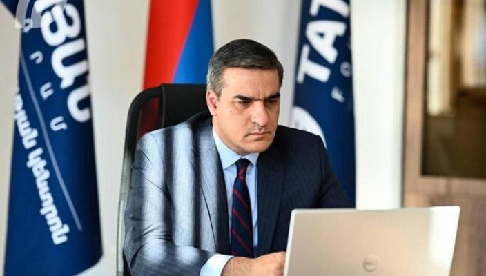 Արման Թաթոյանը վախենում է և երկմտում․ Հրապարակ