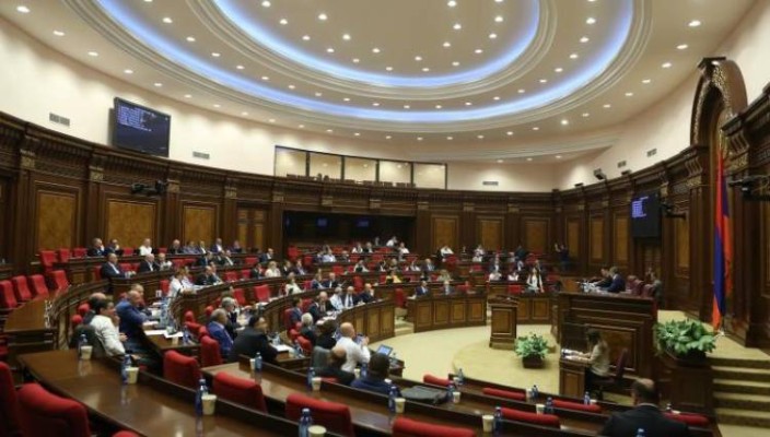 Հերթական պարգեւավճարները՝ խորհրդարանում․ Հրապարակ