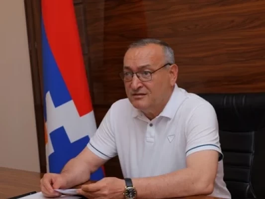 Արթուր Թովմասյանը միանում է Վերածննդի հրապարակում Արայիկ Հարությանի նստացույցին