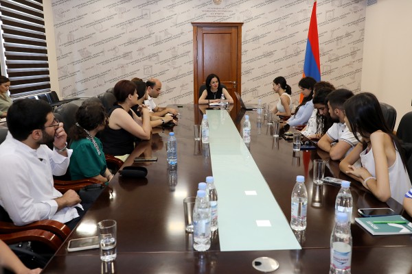 Ժաննա Անդրեասյանը հանդիպել է Հակակոռուպցիոն դպրոցի ունկնդիրների հետ