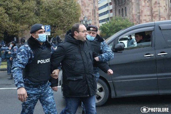 24 ժամ հասանելի եմ բոլոր ազնիվ մարդկանց համար, ովքեր մասնակցում են այս օրերին անցկացվող հավաքներին ու երթերին․ փաստաբան