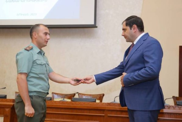 ՀՀ պաշտպանության նախարարը հանդիպել է բարձրագույն կրթական ծրագրերի շրջանավարտներին