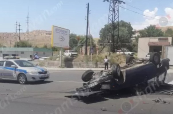 Բախվել են Opel-ը, Mercedes-ը և ВАЗ 2104-ը, որը գլխիվայր շրջվել է․ shamshyan.com