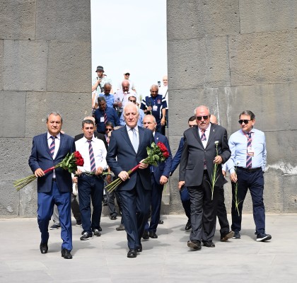 Վահագն Խաչատուրյանն այցելել է Ծիծեռնակաբերդի հուշահամալիր