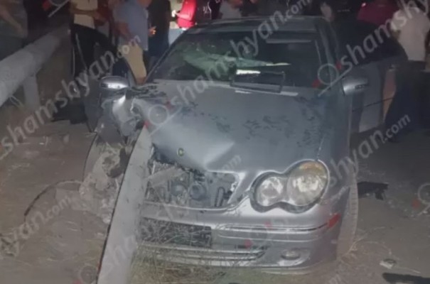 Mercedes-ը մխրճվել է երկաթե արգելապատնեշի մեջ. կա 1 զոհ, 1 վիրավոր․ shamshyan.com