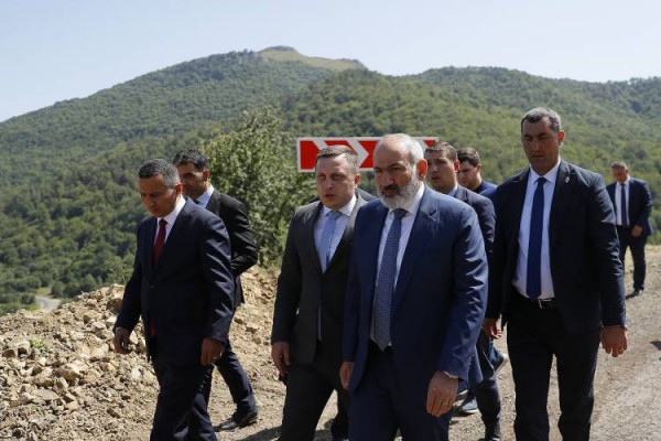 Փաշինյանին ուղեկցողները զարմացած են․ Հրապարակ