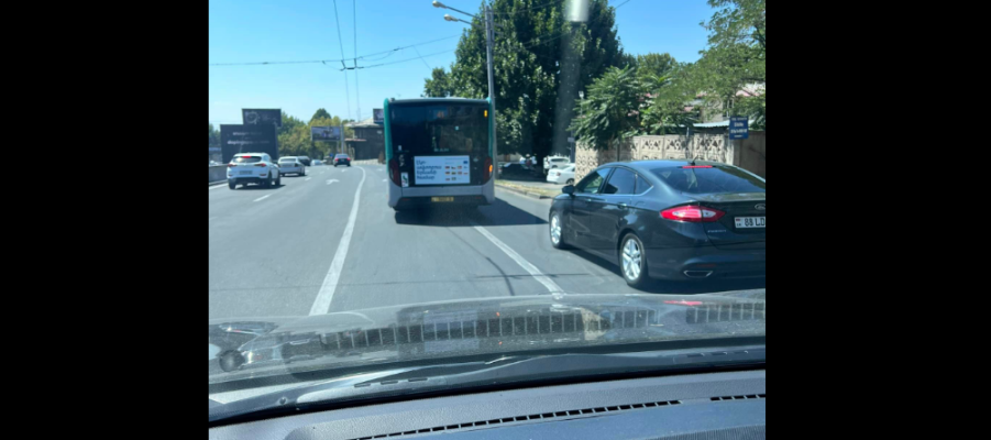 Արդյո՞ք հասարակական տրանսպորտին թույլատրված է հոծ գիծն անցնել․ քաղաքացին ահազանգում է