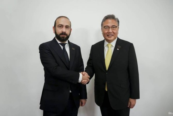 Արարատ Միրզոյանը հանդիպել է Կորեայի ԱԳ նախարարի հետ 