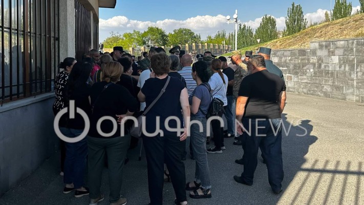 Ցուցակագրում են, քիչ-քիչ մտնում ենք ներս․ անհետ կորածների ծնողները կհանդիպեն Պապիկյանի հետ