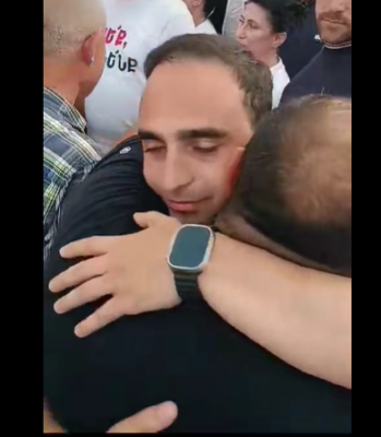 Փաշինյանին քննադատող զոհվածի հայրը գրկախառնվեց Ավինյանի հետ