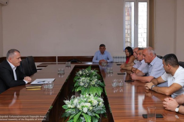 Արցախի պետնախարար Սամվել Շահրամանյանը հանդիպել է ԱԺ խմբակցությունների հետ