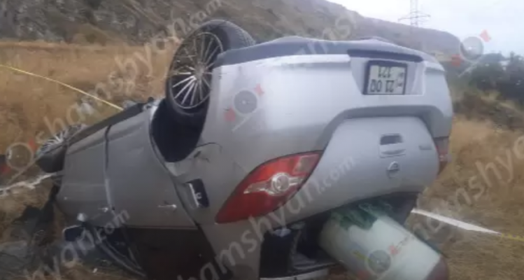 Ծովագյուղ-Վարդենիս ճանապարհին Nissan-ը գլխիվայր հայտնվել է դաշտում. կան վիրավորներ․ shamshyan.com