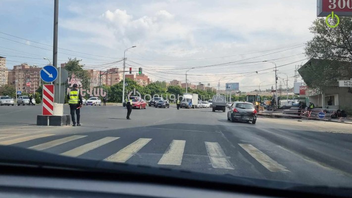 Օդանավակայանից եկող բոլոր խաչմերուկներին ոստիկանական ուժեղացված ծառայություն է