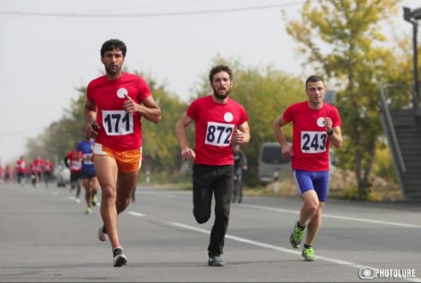 Արցախը ռմբակոծում են, սրանք՝ վազում․ Հրապարակ