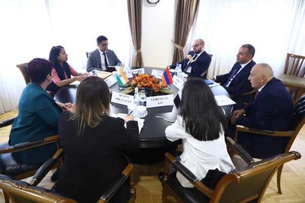 Էկոնոմիկայի նախարարը հանդիպել է Հնդկաստանի դեսպանի հետ