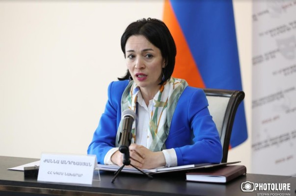 ԼՂ-ից տեղահանված սիրելի՛ ուսուցիչներ, մենք ձեզ սպասում ենք մեր դպրոցներում. ԿԳՄՍ նախարար