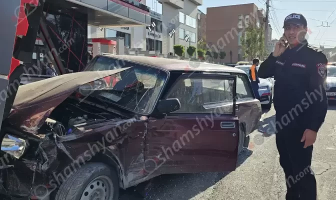 Ավտովթար՝ Երևանում. բախվել են BMW-ն ու «ՎԱԶ-2104»-ը. կա վիրավոր. shamshyan.com