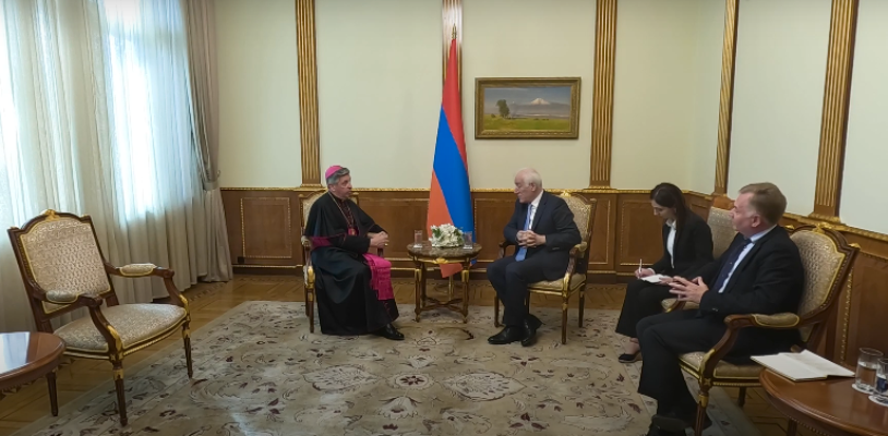 Վահագն Խաչատուրյանը հրաժեշտի հանդիպում է ունեցել Հայաստանում Սուրբ աթոռի առաքելական նվիրակի հետ