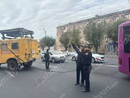 Կոմիտասի պողոտայում տրոլեյբուսի էլեկտրալարերը պոկվել ու կախվել են ճանապարհի մի քանի 100 մ-ոց հատվածում. shamshyan.com