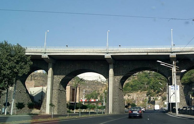 Կամրջից ցած ընկած արցախցի 19-ամյա տղան գլխի ու ոտքերի վիրահատության պետք է ենթարկվի