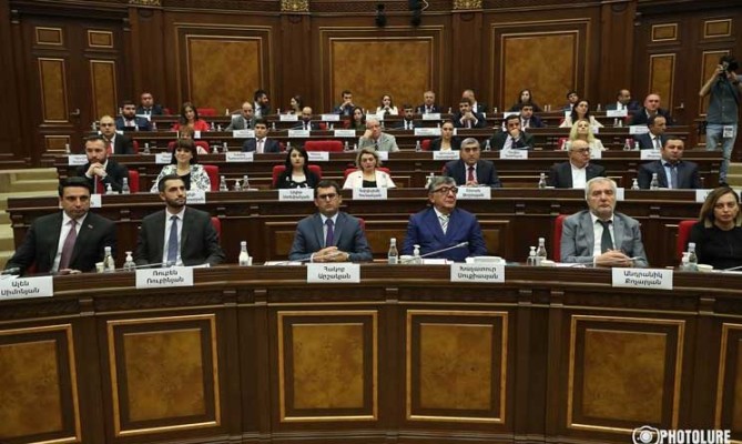 Դատավորներին չընտրեցին. ՔՊ-ական պատգամավորները բացակա են. Ժողովուրդ