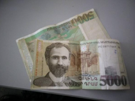 Կեղծ 5000 դրամ իրացնողներից մեկը հայտնաբերվել է, մյուսը ներկայացել է ոստիկանություն