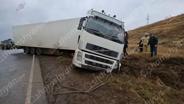 Ապարանում բեռնատարը բախվել է հողաթմբին ու մասամբ հայտնվել ձորակում. shamshyan.com