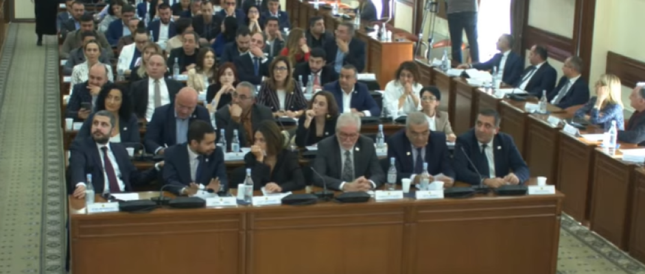 Ավագանու դահլիճի շշերը ապակուց փոխել են պլաստիկի