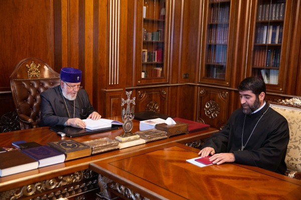 Էջմիածնի Մատենադարանի տնօրենը Կաթողիկոսին է հանձնել պատմական գիտությունների թեկնածուի կոչման վկայագիրը