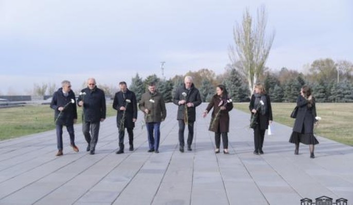 Լիտվացի խորհրդարանականներն այցելել են Ծիծեռնակաբերդի հուշահամալիր