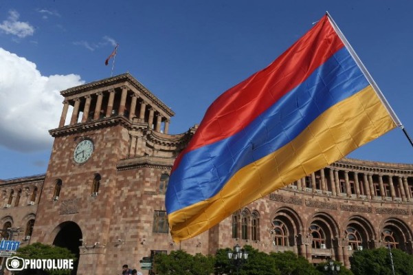 Քաղաքապետարանը 32 մլն դրամի դրոշ կտեղադրի. Ժողովուրդ