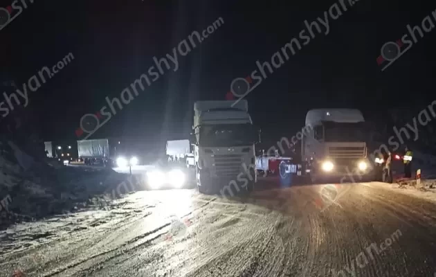 Սիսիան-Լծեն ճանապարհահատվածում մերկասառույցի պատճառով 100-ից ավելի բեռնատարներ են կուտակվել․ shamshyan.com
