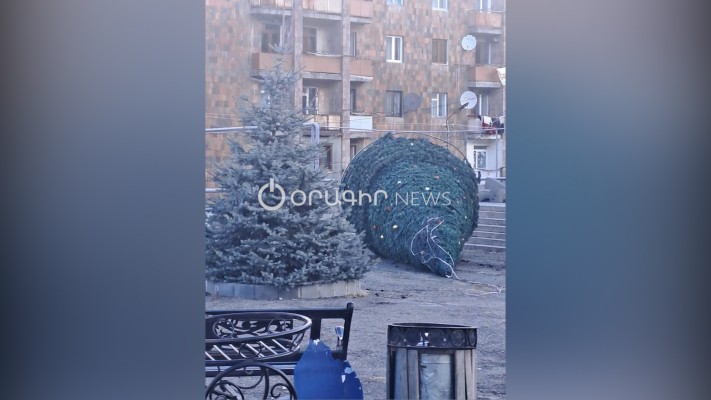 Ալավերդու տոնածառը քամուց շուռ է եկել