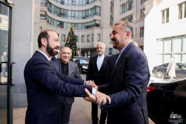 Արարատ Միրզոյանը դիմավորել է Հայաստան ժամանած Իրանի ԱԳ նախարարին