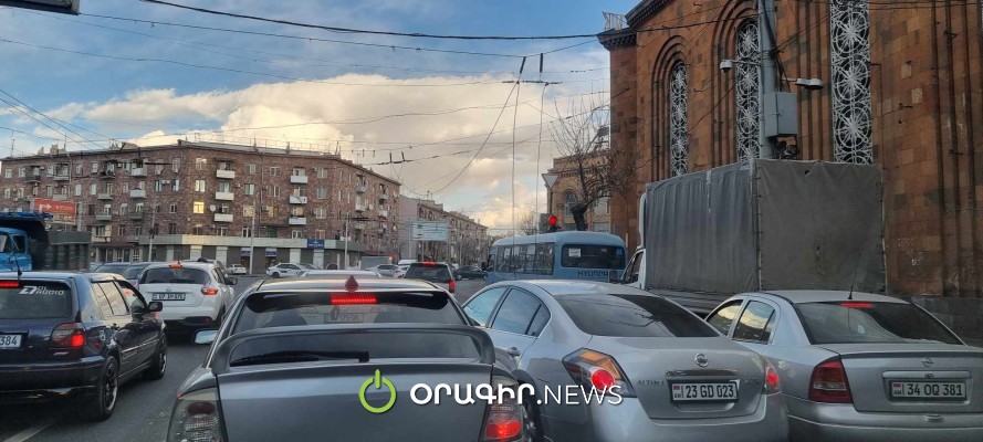Խցանում՝ Կինո Հայրենիքի խաչմերուկում․ վնասվել են տրոլեյբուսի գծերը