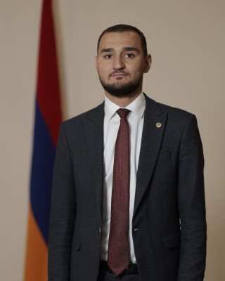Փաշինյանն Արցախից տեղահանվածներին մարդասիրական օգնություն ցուցաբերած բժշկին պարգևատրել է