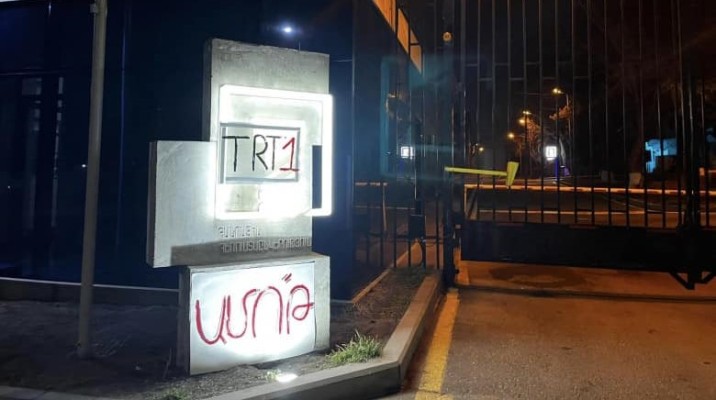 ՀՅԴ երիտասարդները ի նշան բողոքի Հ1-ի մուտքի մոտ գրել են Թուրքիայի հանրային հեռուստաընկերության անունը