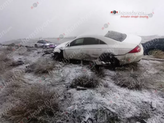 Մերկասառույցի պատճառով Mercedes-Benz CLS 500-ը կիսակողաշրջված հայտնվել է ձորի եզրին. shamshyan.com