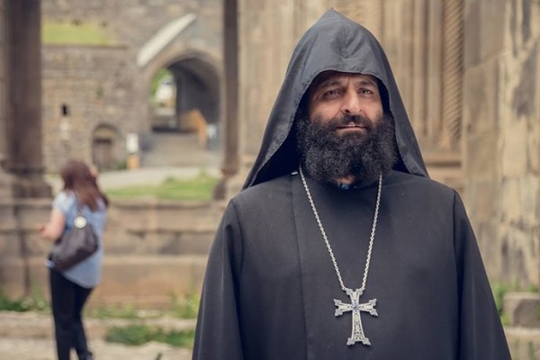 Շարունակում եմ ծառայությունս Տաթևի վանքում, համբերությամբ զինվենք ու խաղաղվենք․ Հայր Միքայել