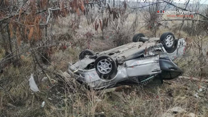 Mercedes-ը գլխիվայր հայտնվել է դաշտում. կա վիրավոր. shamshyan.com